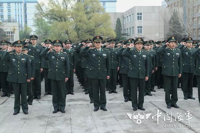 陆军装甲兵学院举行向陈赓,许光达大将雕像敬